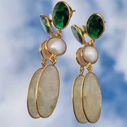 ELONGATED DROPS IN EMERALD ONYX, PEARL AND SAND QUARTZ