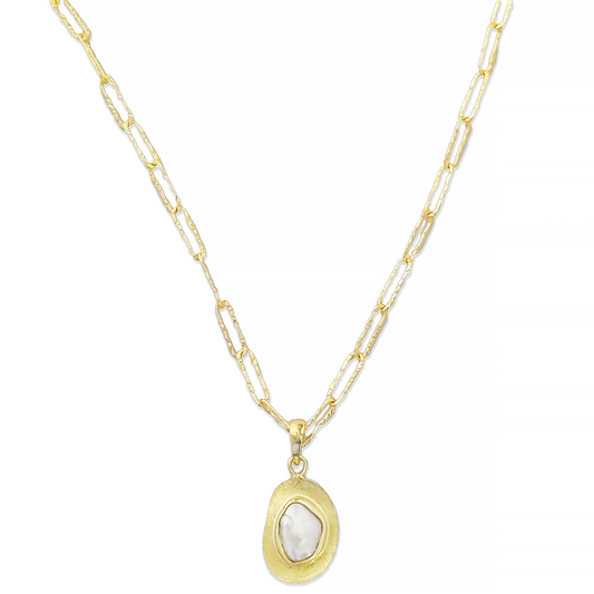 MEDALLION NECKLACE IN PEARL